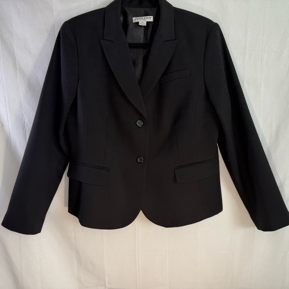 Vintage Pendleton 100% Virgin Wool Black 2-  Button ClosureFully‎ Lined